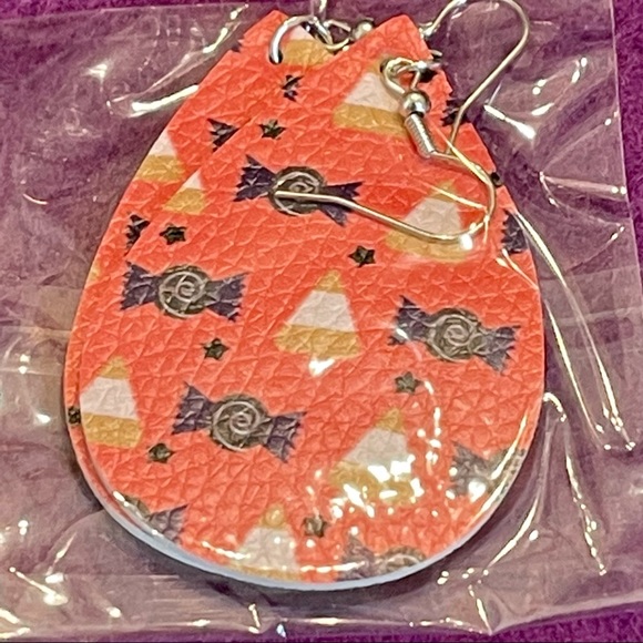 ORANGE HALLOWEEN FAUX LEATHER TEAR DROP EARRINGS WITH CANDY DECOR - Picture 2 of 3